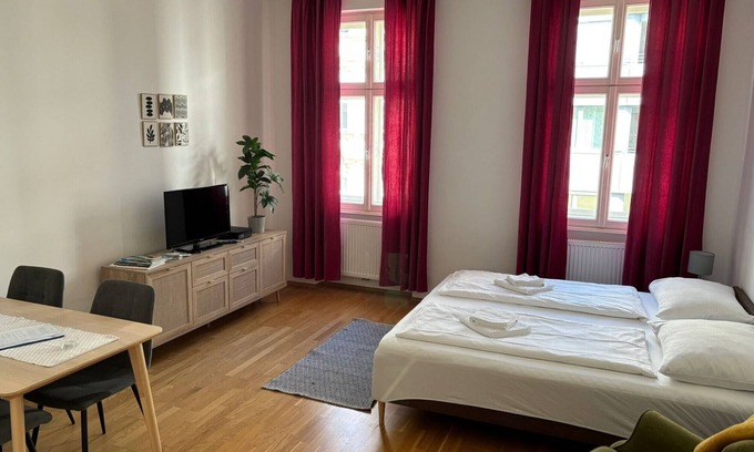 Brigittenau Apartment | Bright Apartment Near Augarten with Spa & Eco-Friendly Options