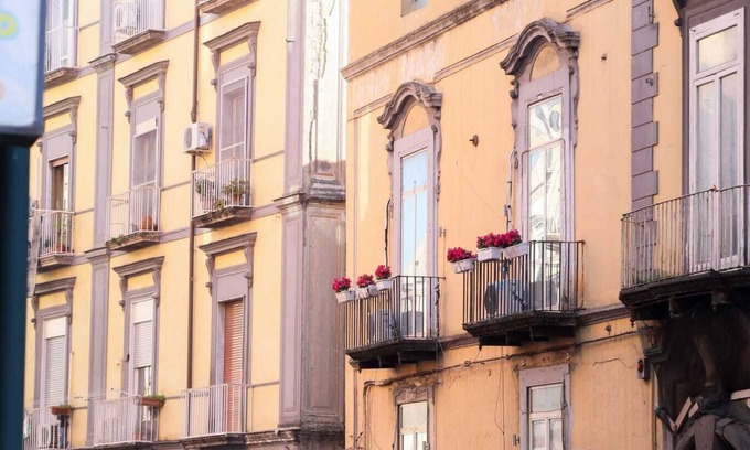 Montecalvario House | Bright Apartment with 2 Bedrooms and Spa in Central Naples
