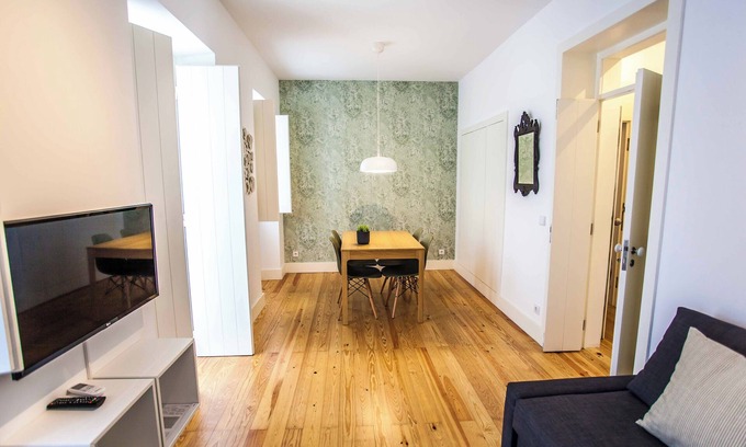 Lisbon Old Town Apartment | Bright Apartment with Balcony - Top Rated Stay for Families