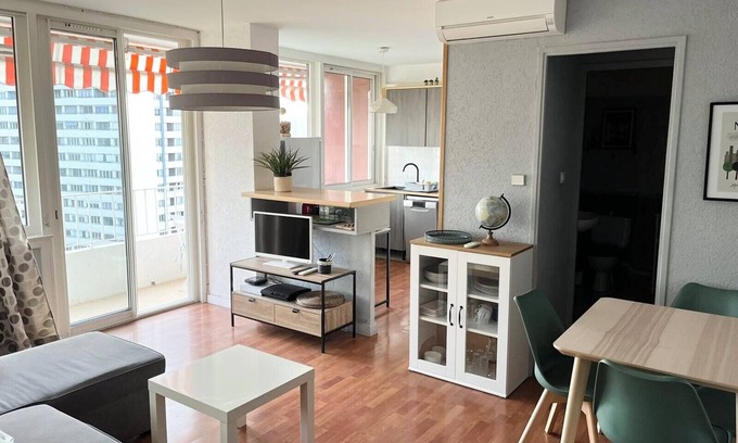 La Panouse Apartment | Bright apartment with balcony