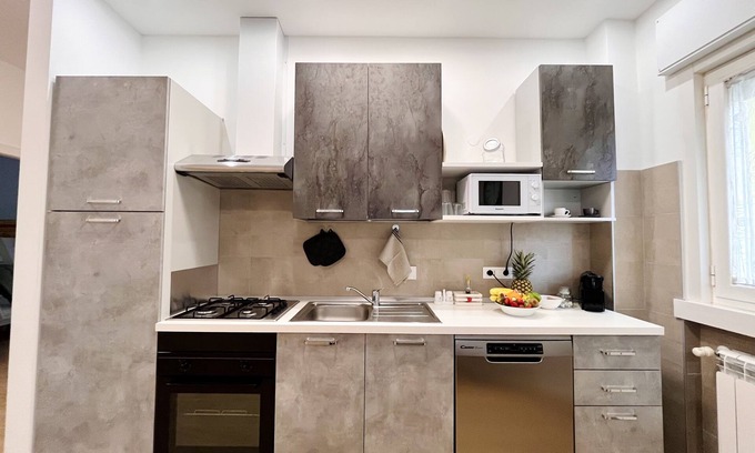 Barriera Vecchia-San Giacomo Apartment | Bright Apartment with Private Parking and Family-Friendly Perks
