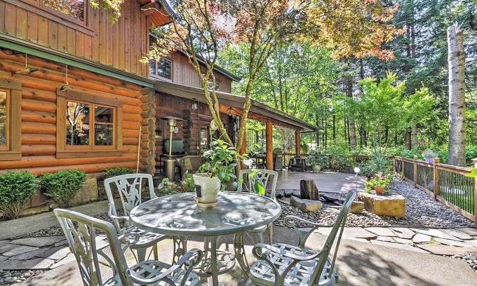 Banks Apartment | Bright Apartment with Deck near Oregon Wine Country