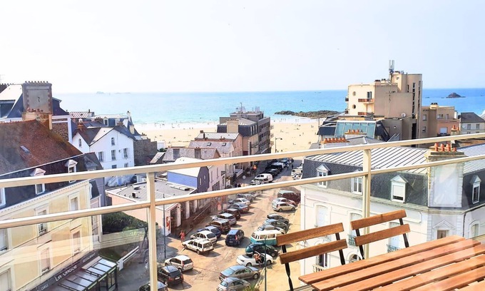 Parame Apartment | Bright Apartment with Balcony and Panoramic City Views