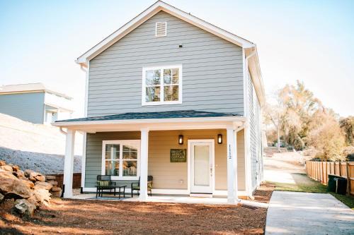 Athens House | Bright Artist's Cottage - 4BR, Family-Friendly Retreat