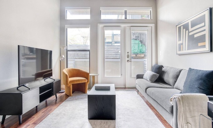 Barton Heights Apartment | Bright Barton Springs 1BR w/ Gym, Pool & W/D, nr Zilker, by Blueground