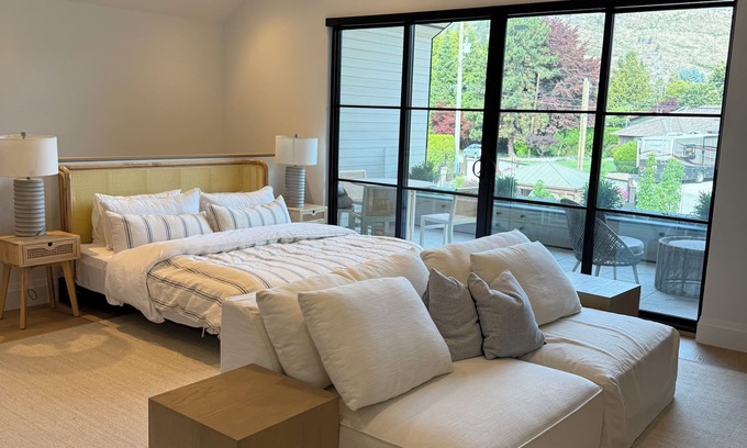 Westbank Apartment | Bright Beach Studio – Steps from Ocean Access | King Bed + Patio