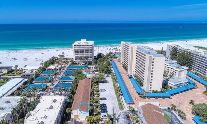 Siesta Key Condo | Bright Beach Retreat - Steps From the Water & Poolside Fun!