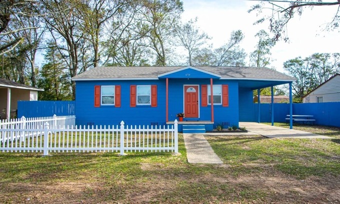 Ensley House | Bright Blue Bungalow: Guest Rated 9.8 with Spa & Breakfast