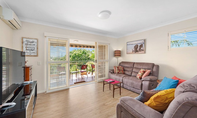 Wooloowin House | Bright & Breezy 2 Bed/2 Bath with Scenic Views Await