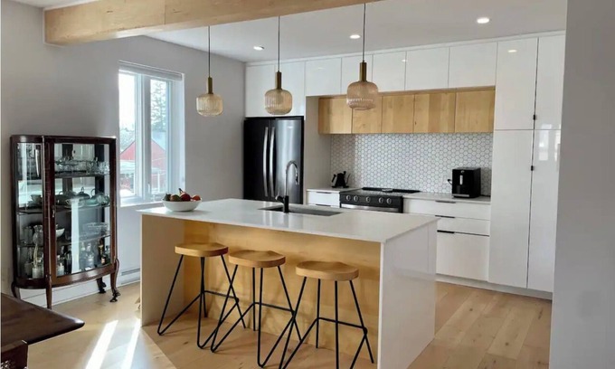 Tetreaultville Condo | Modern and Serene Apartment with Complimentary Breakfast