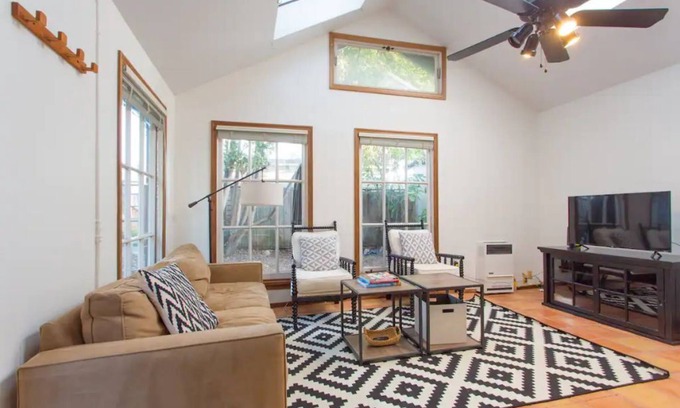 Northwest Berkeley Cottage | Quaint Cottage Retreat in Vibrant Gilman District
