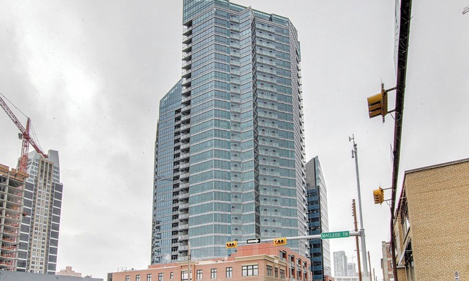 Victoria Park House | Bright 1 BR Condo with City Views - Family Friendly Stay!