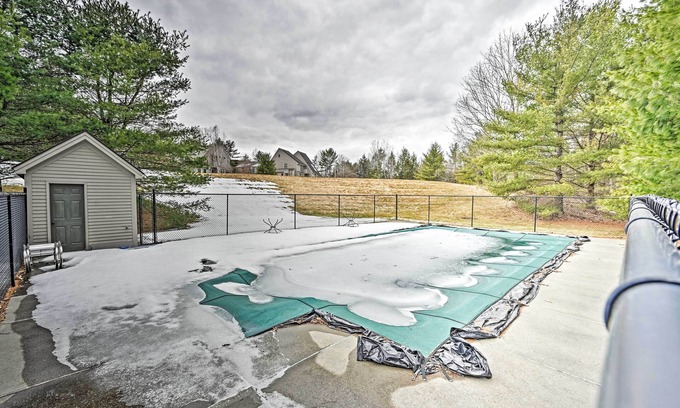 West Hartford Apartment | Inviting Condo with Pool & Ocean View: Near Ski Quechee