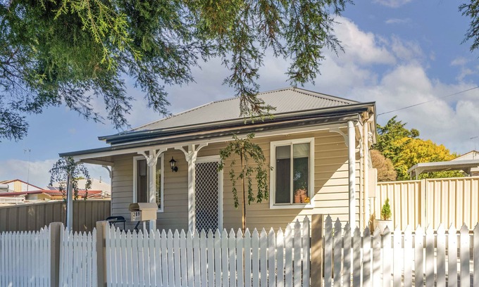 Orange Cottage | Charming Cottage: Ocean View, Free Wi-Fi & Family-Friendly
