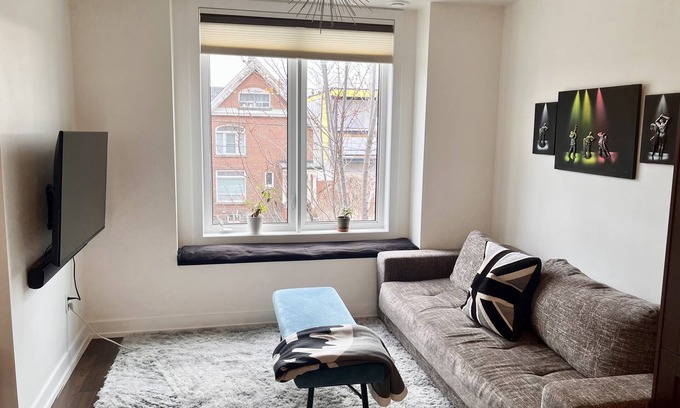 Mimico House | Cozy Room in Mimico: Convenient Access to Transit & Shops