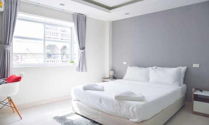 Ratchadaphisek Apartment | Bright Double Room Near MRT-Huai Khwang with Breakfast