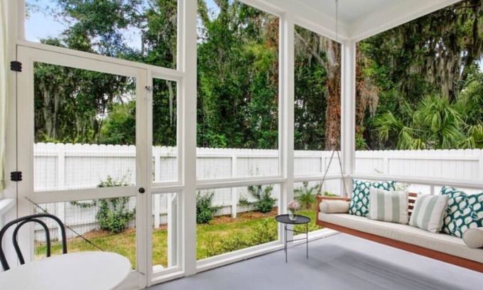 Northwest Quadrant Apartment | Bright Dreamy Cottage: Oceanfront Bliss Near Downtown