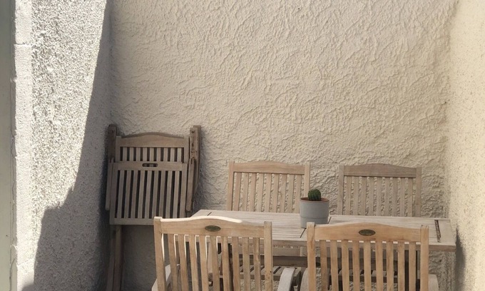 Gigean Apartment | Inviting Duplex with Terrace and Full Kitchen Access