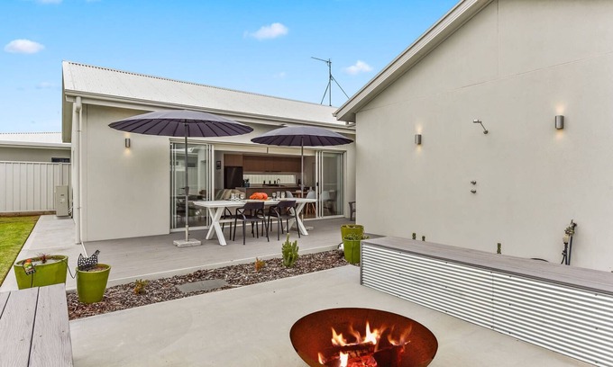 Waterhouse House | Bright Retreat - Pet Friendly Stay at Cobb n Co Way, Robe