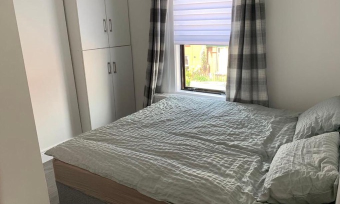 Glasnevin House | Cozy En-Suite Room in Dublin for Budget Travelers