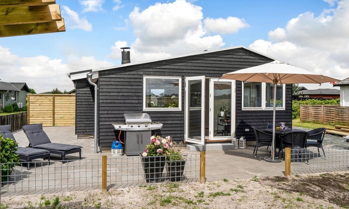 Mesinge House | Family-Friendly Cottage Steps from the Sandy Beach