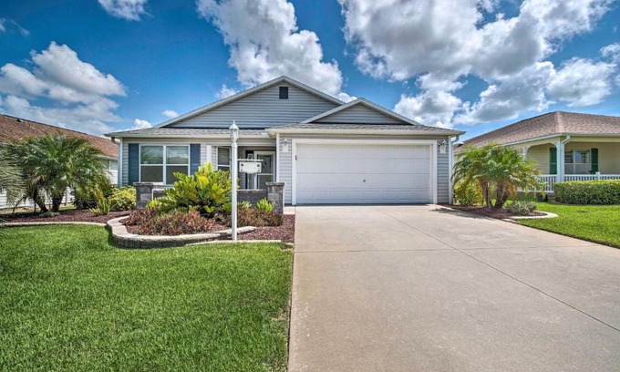 Charlotte House | Inviting Florida Home Steps from Top Golf Courses