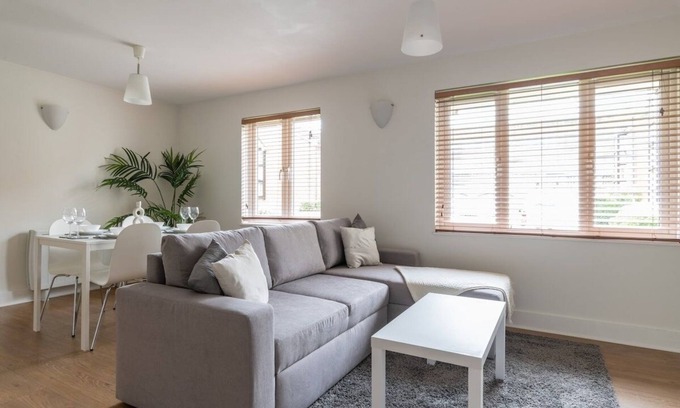 Maidenbower Apartment | Bright Fully Furnished Apartment/2 Parking Spaces