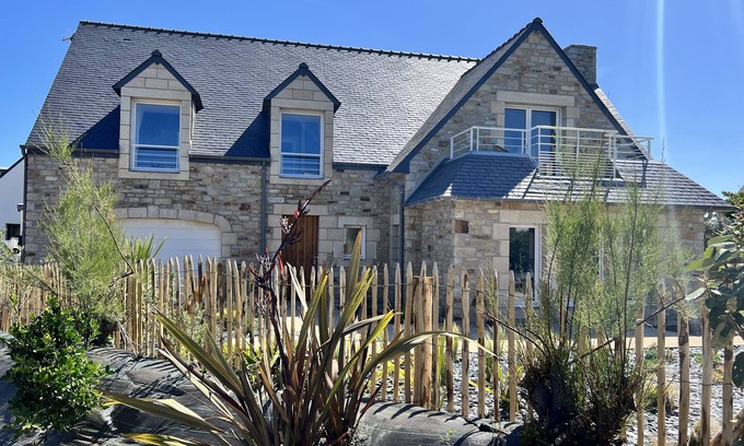 Saint-Guenole House | Brilliant Gîte: Spa, Sea View & Steps from the Shore