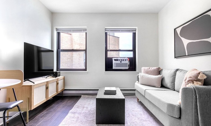 Gold Coast Apartment | Bright Gold Coast 1BR with Doorman & Gym, Steps from L