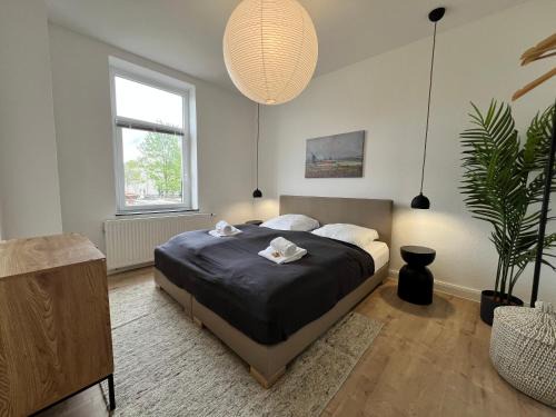 Hildesheim District Apartment | FLATLIGHT: Stylish Apartment with Kitchen & Netflix Access