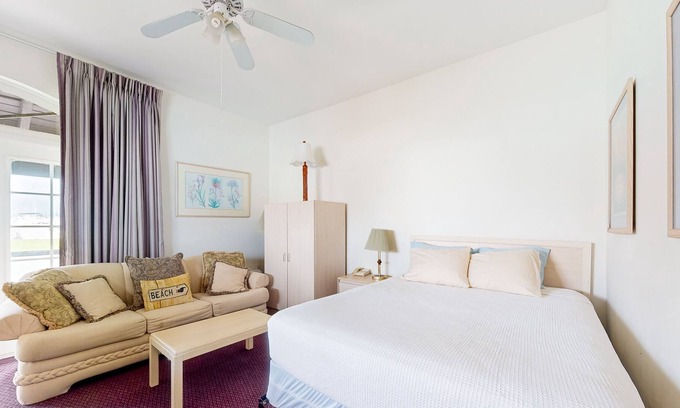 Naples House | Bright hotel-style studio with pool, game room, restaurant, kitchenette, sauna