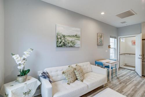 Greater Heights Apartment | Inviting Houston Retreat with Spa - 8 Mi to Downtown