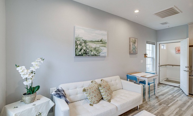 Greater Heights Apartment | Bright Houston Retreat: Top-Rated Stay with Family Amenities