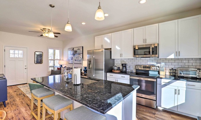 Oakley House | Bright Home Near Biltmore Village with Spa & Breakfast