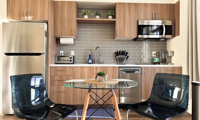 Wilshire Apartment | Bright Koreatown Studio with Parking, Gym + Wifi + Washer/Dryer!