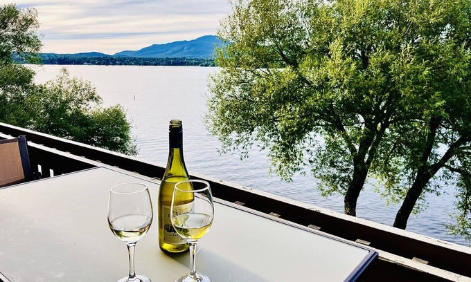 Magog Condo | Bright lakeside condo