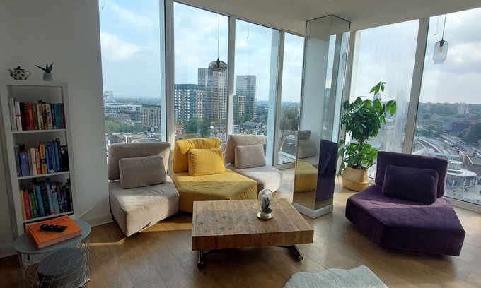 Woolwich Riverside Apartment | Bright Flat with Skyline View - Pet & Child Friendly!