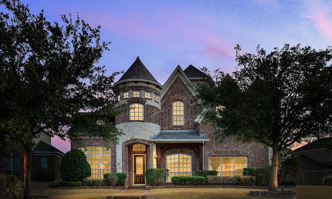 Garland House | Bright Mansion in Garland