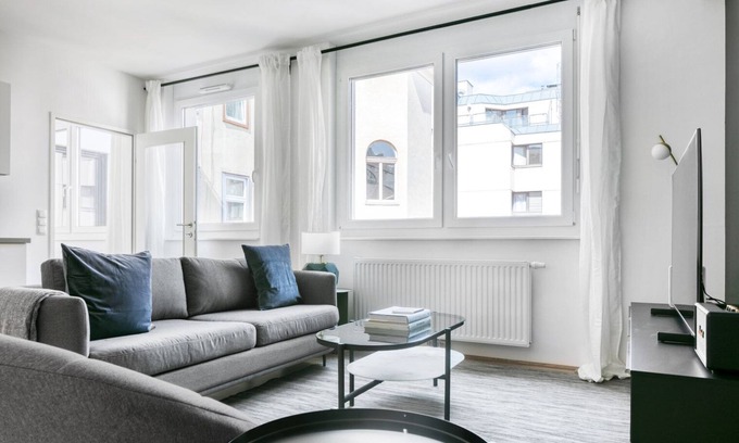Mariahilf Apartment | Bright Mariahilf 2BR with Elevator near Vibrant Shopping