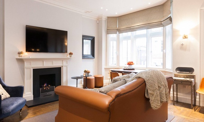 City of Westminster Apartment | Elegant Mayfair Retreat Steps from Hyde Park & Family-Friendly