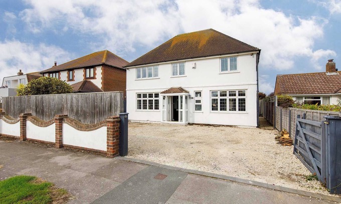 East Wittering House | Modern 4 BR House Steps from the Beach with Ocean View