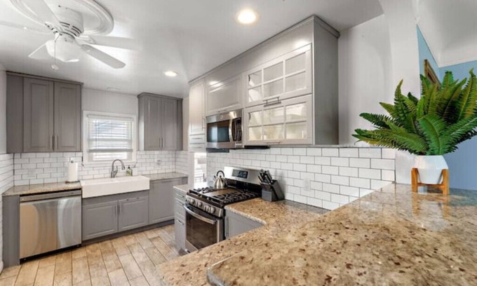 St. Louis Park House | Modern and Bright Hotel | Perfectly Located with Breakfast