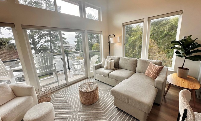 Lincoln City Condo | Bright, modern condo with balcony and WiFi, walking distance to ocean and town