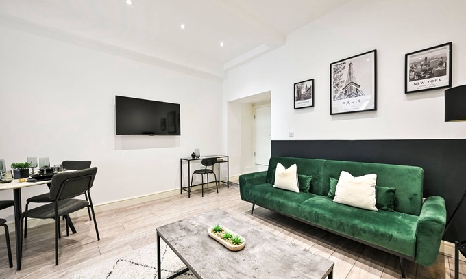 Ealing Apartment | Bright Modern Flat in Ealing - Next to Tube and City Centre