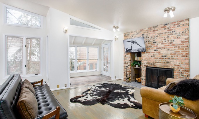 Northeast Anchorage House | Modern Retreat with Hot Tub, Fireplace & Enclosed Yard