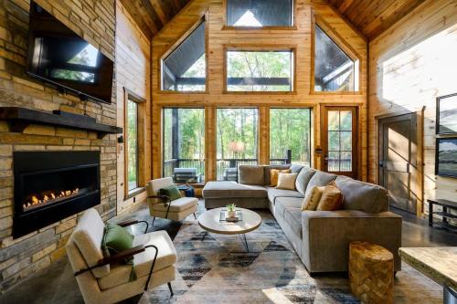 Pickens House | Modern Retreat with Hot Tub - Broken Bow Dream Escape