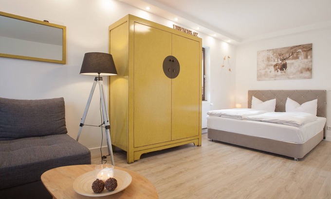 Zueschen Apartment | Modern Studio with Kitchen and Breakfast for 3 Guests