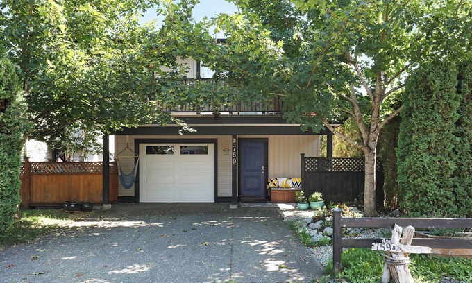 Courtenay House | Modern Retreat with Kitchen & Garage – Perfect Location!