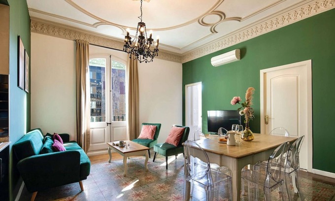 Eixample Apartment | Modern Apartment on Rambla Catalunya with Spa & Kitchen