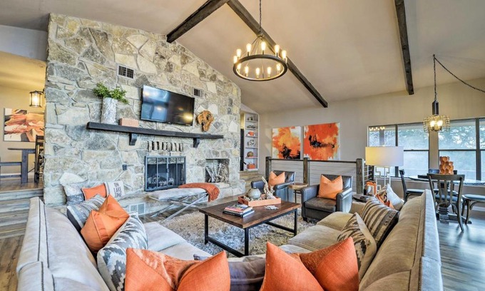 Granbury House | Bright & Breezy Waterfront Retreat at Lake Granbury